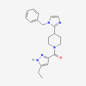molecular formula C21H25N5O B5554042 4-(1-benzyl-1H-imidazol-2-yl)-1-[(3-ethyl-1H-pyrazol-5-yl)carbonyl]piperidine 