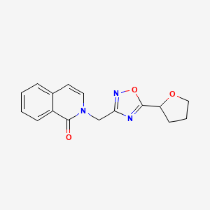 molecular formula C16H15N3O3 B5554258 2-{[5-(四氢呋喃-2-基)-1,2,4-恶二唑-3-基]甲基}异喹啉-1(2H)-酮 