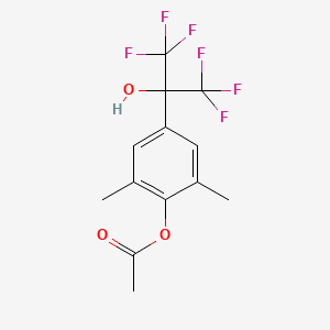 molecular formula C13H12F6O3 B5555746 2,6-dimethyl-4-[2,2,2-trifluoro-1-hydroxy-1-(trifluoromethyl)ethyl]phenyl acetate 