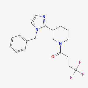 molecular formula C19H22F3N3O B5555823 3-(1-苄基-1H-咪唑-2-基)-1-(4,4,4-三氟丁酰)哌啶 
