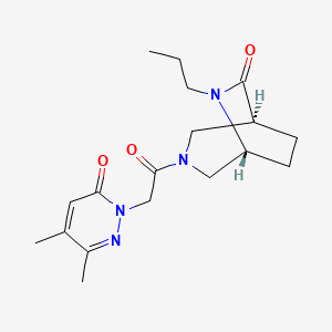 molecular formula C18H26N4O3 B5555947 (1S*,5R*)-3-[(3,4-二甲基-6-氧代-1(6H)-嘧啶嗪基)乙酰]-6-丙基-3,6-二氮杂双环[3.2.2]壬烷-7-酮 