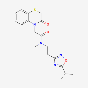 molecular formula C18H22N4O3S B5555991 N-[2-(5-isopropyl-1,2,4-oxadiazol-3-yl)ethyl]-N-methyl-2-(3-oxo-2,3-dihydro-4H-1,4-benzothiazin-4-yl)acetamide 