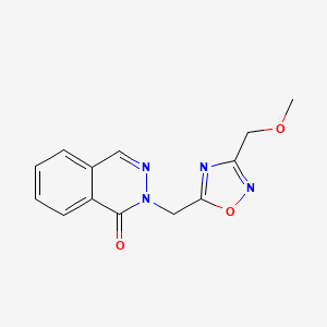 molecular formula C13H12N4O3 B5556561 2-{[3-(methoxymethyl)-1,2,4-oxadiazol-5-yl]methyl}phthalazin-1(2H)-one 
