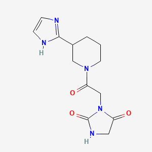 molecular formula C13H17N5O3 B5557035 3-{2-[3-(1H-imidazol-2-yl)-1-piperidinyl]-2-oxoethyl}-2,4-imidazolidinedione 