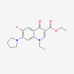 molecular formula C18H21FN2O3 B5557099 1-乙基-6-氟-4-氧代-7-(1-吡咯烷基)-1,4-二氢-3-喹啉羧酸乙酯 