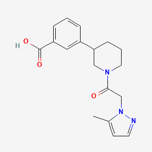 molecular formula C18H21N3O3 B5557134 3-{1-[(5-甲基-1H-吡唑-1-基)乙酰基]哌啶-3-基}苯甲酸 
