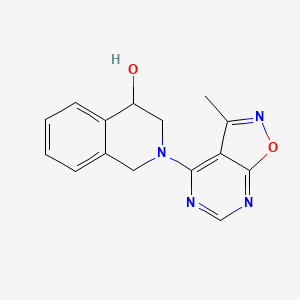 molecular formula C15H14N4O2 B5557152 2-(3-甲基异恶唑并[5,4-d]嘧啶-4-基)-1,2,3,4-四氢异喹啉-4-醇 