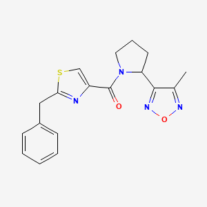 molecular formula C18H18N4O2S B5557234 3-{1-[(2-benzyl-1,3-thiazol-4-yl)carbonyl]-2-pyrrolidinyl}-4-methyl-1,2,5-oxadiazole 