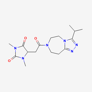 molecular formula C16H24N6O3 B5557686 5-[2-(3-isopropyl-5,6,8,9-tetrahydro-7H-[1,2,4]triazolo[4,3-d][1,4]diazepin-7-yl)-2-oxoethyl]-1,3-dimethyl-2,4-imidazolidinedione 