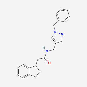 molecular formula C22H23N3O B5557724 N-[(1-苄基-1H-吡唑-4-基)甲基]-2-(2,3-二氢-1H-茚-1-基)乙酰胺 