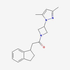 molecular formula C19H23N3O B5558693 1-[1-(2,3-二氢-1H-茚-1-基乙酰)-3-氮杂环丁基]-3,5-二甲基-1H-吡唑 