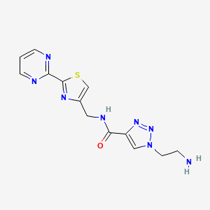 molecular formula C13H14N8OS B5560292 1-(2-氨基乙基)-N-[(2-嘧啶-2-基-1,3-噻唑-4-基)甲基]-1H-1,2,3-三唑-4-甲酰胺 