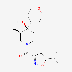 molecular formula C18H28N2O4 B5560769 (3R*,4R*)-1-[(5-异丙基异恶唑-3-酰基)-3-甲基-4-(四氢-2H-吡喃-4-基)哌啶-4-醇 