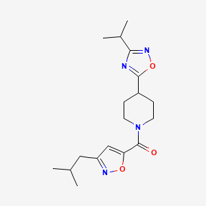 molecular formula C18H26N4O3 B5561482 1-[(3-isobutyl-5-isoxazolyl)carbonyl]-4-(3-isopropyl-1,2,4-oxadiazol-5-yl)piperidine 