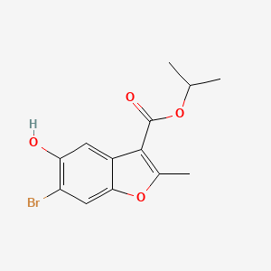 molecular formula C13H13BrO4 B5561570 isopropyl 6-bromo-5-hydroxy-2-methyl-1-benzofuran-3-carboxylate 