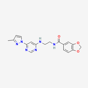 molecular formula C18H18N6O3 B5561601 N-(2-{[6-(3-甲基-1H-吡唑-1-基)-4-嘧啶基]氨基}乙基)-1,3-苯并二氧杂-5-甲酰胺 