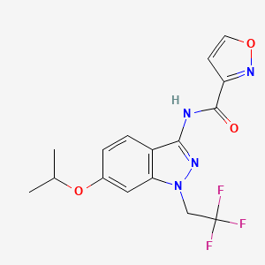 molecular formula C16H15F3N4O3 B5561704 N-[6-异丙氧基-1-(2,2,2-三氟乙基)-1H-吲唑-3-基]异恶唑-3-甲酰胺 
