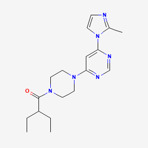 molecular formula C18H26N6O B5562366 4-[4-(2-乙基丁酰)-1-哌嗪基]-6-(2-甲基-1H-咪唑-1-基)嘧啶 