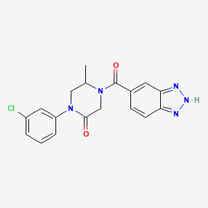 molecular formula C18H16ClN5O2 B5563089 4-(1H-1,2,3-benzotriazol-5-ylcarbonyl)-1-(3-chlorophenyl)-5-methyl-2-piperazinone 