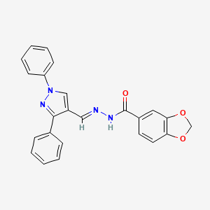 molecular formula C24H18N4O3 B5563650 N'-[(1,3-diphenyl-1H-pyrazol-4-yl)methylene]-1,3-benzodioxole-5-carbohydrazide 
