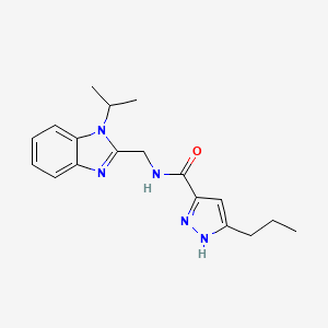 molecular formula C18H23N5O B5565249 N-[(1-isopropyl-1H-benzimidazol-2-yl)methyl]-3-propyl-1H-pyrazole-5-carboxamide 
