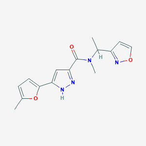 molecular formula C15H16N4O3 B5566194 N-[1-(3-异恶唑基)乙基]-N-甲基-3-(5-甲基-2-呋喃基)-1H-吡唑-5-甲酰胺 