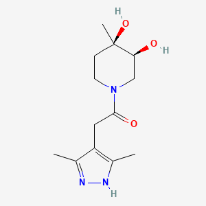 molecular formula C13H21N3O3 B5566673 (3S*,4R*)-1-[(3,5-dimethyl-1H-pyrazol-4-yl)acetyl]-4-methylpiperidine-3,4-diol 