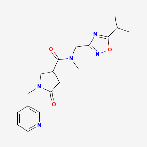 molecular formula C18H23N5O3 B5567071 N-[(5-isopropyl-1,2,4-oxadiazol-3-yl)methyl]-N-methyl-5-oxo-1-(3-pyridinylmethyl)-3-pyrrolidinecarboxamide 