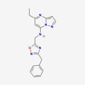molecular formula C18H18N6O B5567326 N-[(3-benzyl-1,2,4-oxadiazol-5-yl)methyl]-5-ethylpyrazolo[1,5-a]pyrimidin-7-amine 