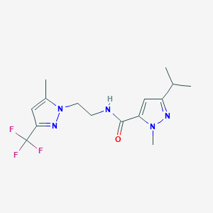 molecular formula C15H20F3N5O B5567635 3-isopropyl-1-methyl-N-{2-[5-methyl-3-(trifluoromethyl)-1H-pyrazol-1-yl]ethyl}-1H-pyrazole-5-carboxamide 