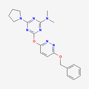 molecular formula C20H23N7O2 B5567817 4-{[6-(苯甲氧基)-3-哒嗪基]氧基}-N,N-二甲基-6-(1-吡咯烷基)-1,3,5-三嗪-2-胺 