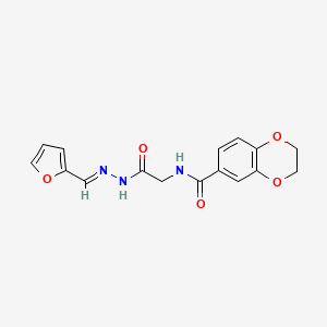 molecular formula C16H15N3O5 B5567991 N-{2-[2-(2-furylmethylene)hydrazino]-2-oxoethyl}-2,3-dihydro-1,4-benzodioxine-6-carboxamide 