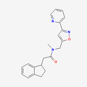 molecular formula C21H21N3O2 B5568368 2-(2,3-dihydro-1H-inden-1-yl)-N-methyl-N-{[3-(2-pyridinyl)-5-isoxazolyl]methyl}acetamide 