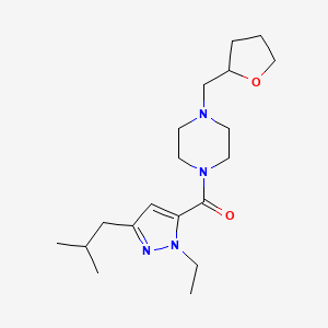 molecular formula C19H32N4O2 B5569327 1-[(1-ethyl-3-isobutyl-1H-pyrazol-5-yl)carbonyl]-4-(tetrahydro-2-furanylmethyl)piperazine 