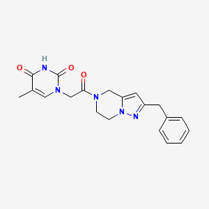 molecular formula C20H21N5O3 B5570250 1-[2-(2-benzyl-6,7-dihydropyrazolo[1,5-a]pyrazin-5(4H)-yl)-2-oxoethyl]-5-methylpyrimidine-2,4(1H,3H)-dione 