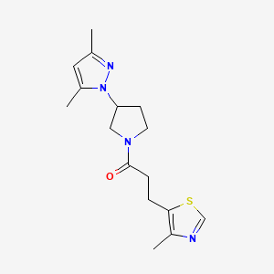 molecular formula C16H22N4OS B5570379 5-{3-[3-(3,5-dimethyl-1H-pyrazol-1-yl)-1-pyrrolidinyl]-3-oxopropyl}-4-methyl-1,3-thiazole 