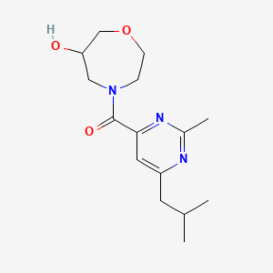 molecular formula C15H23N3O3 B5570424 4-[(6-异丁基-2-甲基嘧啶-4-基)羰基]-1,4-恶杂环己烷-6-醇 