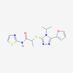 molecular formula C15H17N5O2S2 B5571843 2-{[5-(2-呋喃基)-4-异丙基-4H-1,2,4-三唑-3-基]硫代}-N-1,3-噻唑-2-基丙酰胺 