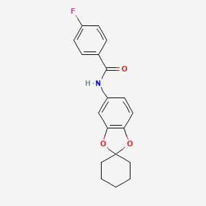 molecular formula C19H18FNO3 B5572779 4-氟-N-螺[1,3-苯二氧杂环-2,1'-环己烷]-5-基苯甲酰胺 