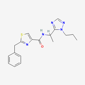 molecular formula C18H21N5OS B5573623 2-benzyl-N-[1-(1-propyl-1H-1,2,4-triazol-5-yl)ethyl]-1,3-thiazole-4-carboxamide 