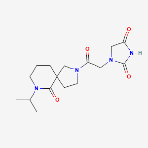 molecular formula C16H24N4O4 B5575614 1-[2-(7-isopropyl-6-oxo-2,7-diazaspiro[4.5]dec-2-yl)-2-oxoethyl]imidazolidine-2,4-dione 