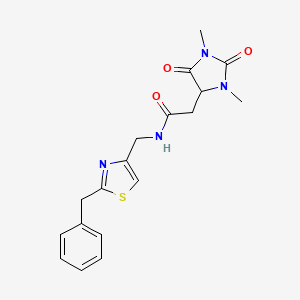 molecular formula C18H20N4O3S B5577460 N-[(2-benzyl-1,3-thiazol-4-yl)methyl]-2-(1,3-dimethyl-2,5-dioxo-4-imidazolidinyl)acetamide 
