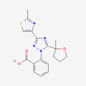 molecular formula C18H18N4O3S B5577957 2-[5-(2-methyltetrahydrofuran-2-yl)-3-(2-methyl-1,3-thiazol-4-yl)-1H-1,2,4-triazol-1-yl]benzoic acid 