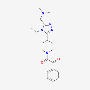 molecular formula C20H27N5O2 B5578311 2-(4-{5-[(dimethylamino)methyl]-4-ethyl-4H-1,2,4-triazol-3-yl}piperidin-1-yl)-2-oxo-1-phenylethanone 