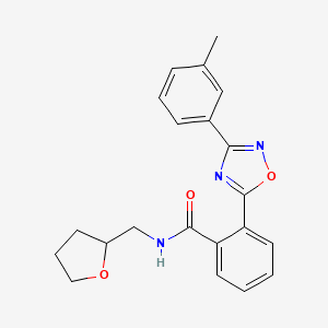 molecular formula C21H21N3O3 B5578903 2-[3-(3-甲基苯基)-1,2,4-恶二唑-5-基]-N-(四氢-2-呋喃基甲基)苯甲酰胺 