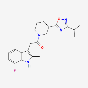 molecular formula C21H25FN4O2 B5578987 7-氟-3-{2-[3-(3-异丙基-1,2,4-恶二唑-5-基)-1-哌啶基]-2-氧代乙基}-2-甲基-1H-吲哚 