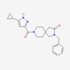 molecular formula C22H26N4O2 B5579614 2-苄基-8-[(3-环丙基-1H-吡唑-5-基)羰基]-2,8-二氮杂螺[4.5]癸烷-3-酮 