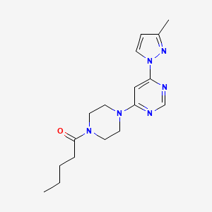 molecular formula C17H24N6O B5579829 4-(3-甲基-1H-吡唑-1-基)-6-(4-戊酰-1-哌嗪基)嘧啶 