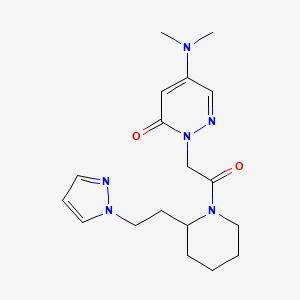 molecular formula C18H26N6O2 B5580647 5-(二甲氨基)-2-(2-氧代-2-{2-[2-(1H-吡唑-1-基)乙基]哌啶-1-基}乙基)吡啶并-3(2H)-酮 