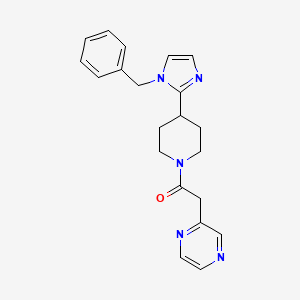 molecular formula C21H23N5O B5582056 2-{2-[4-(1-benzyl-1H-imidazol-2-yl)piperidin-1-yl]-2-oxoethyl}pyrazine 